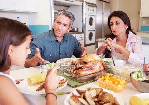 Cum pot părinții să evite bătălia de la cină cu copiii lor?
