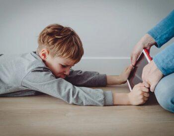 Cum să disciplinați copiii fără a folosi momente abuzive