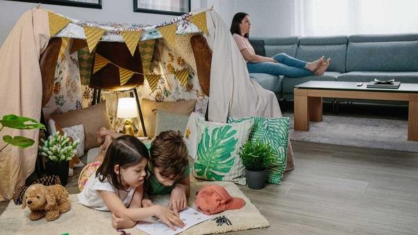 Mamele folosesc „sittervising” ca o modalitate de a renunța la joacă cu copiii lor și de a îmbrățișa relaxarea