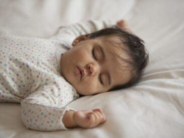 Obiceiuri de somn ale nou-născuților pe care fiecare părinte ar trebui să le cunoască