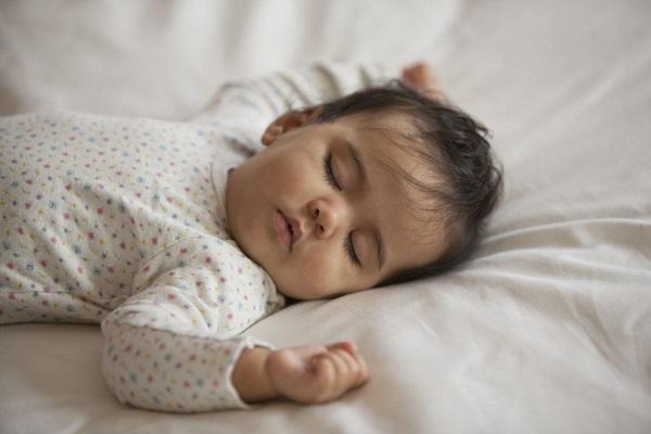 Obiceiuri de somn ale nou-născuților pe care fiecare părinte ar trebui să le cunoască